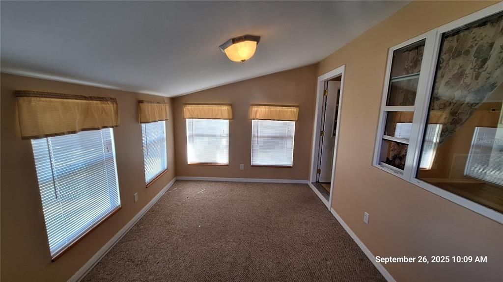 Active With Contract: $185,000 (3 beds, 1 baths, 1286 Square Feet)