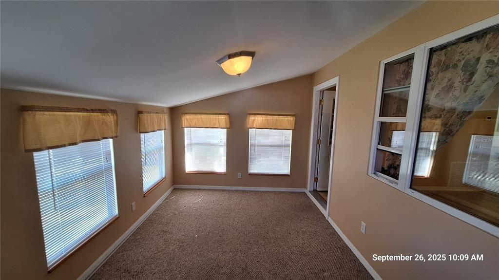 Active With Contract: $185,000 (3 beds, 1 baths, 1286 Square Feet)