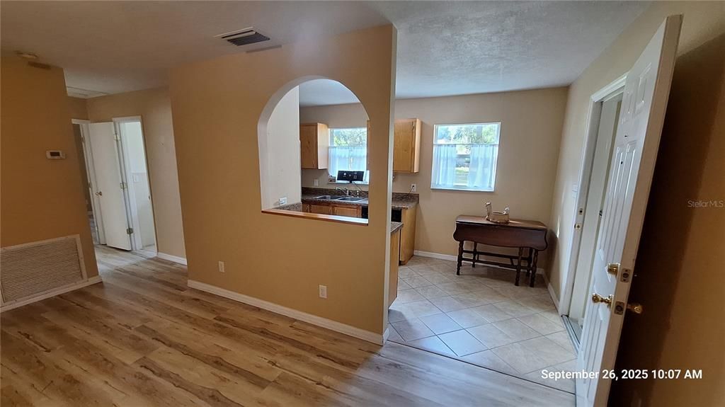 Active With Contract: $185,000 (3 beds, 1 baths, 1286 Square Feet)