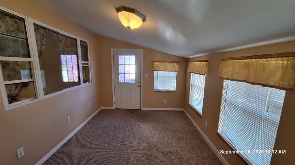 Active With Contract: $185,000 (3 beds, 1 baths, 1286 Square Feet)