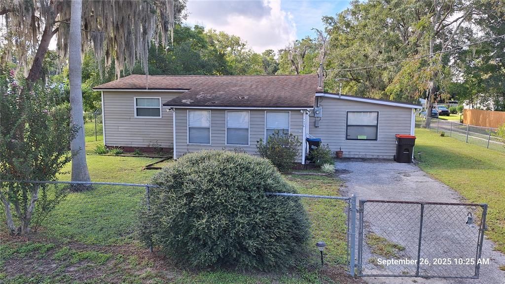 Active With Contract: $185,000 (3 beds, 1 baths, 1286 Square Feet)