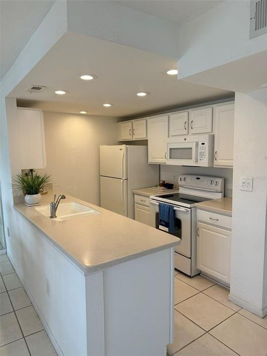 For Sale: $239,000 (2 beds, 2 baths, 840 Square Feet)