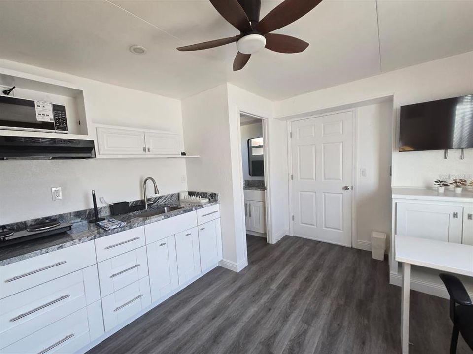 For Sale: $550,000 (6 beds, 5 baths, 2161 Square Feet)