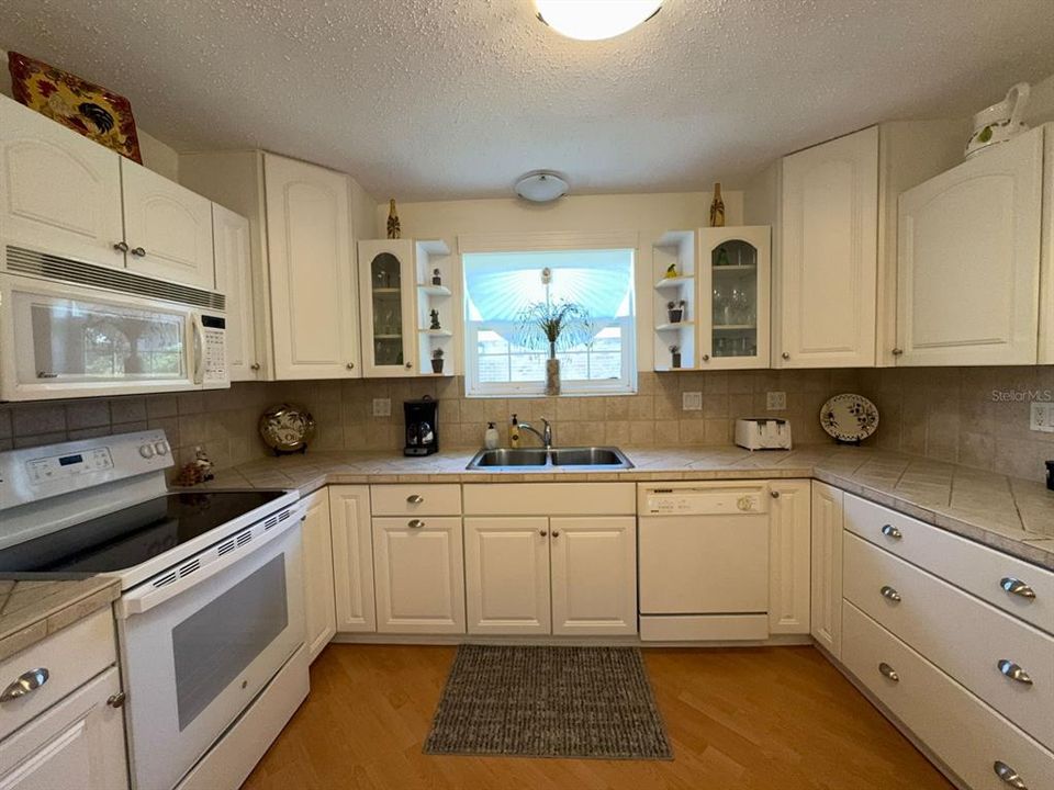 For Sale: $209,999 (2 beds, 2 baths, 1075 Square Feet)