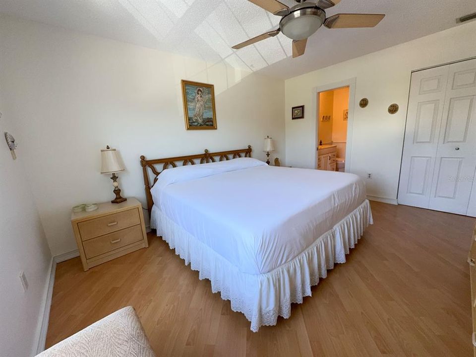 For Sale: $209,999 (2 beds, 2 baths, 1075 Square Feet)