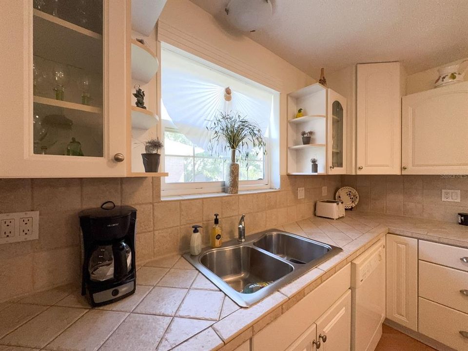 For Sale: $209,999 (2 beds, 2 baths, 1075 Square Feet)