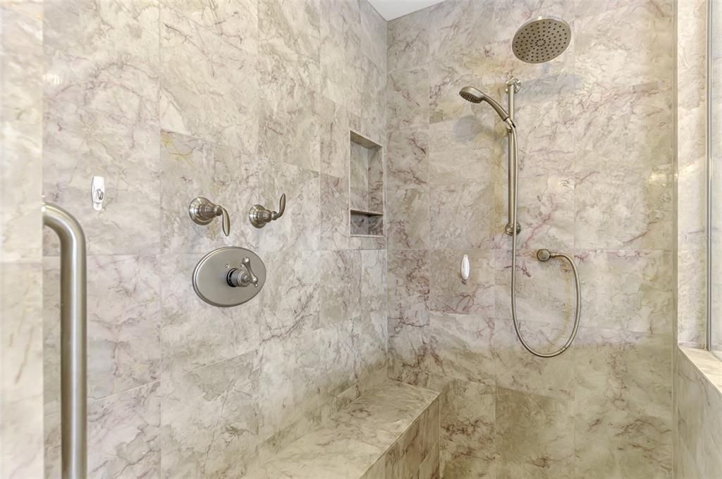 En Venta: $1,000,000 (3 camas, 3 baños, 2220 Pies cuadrados)