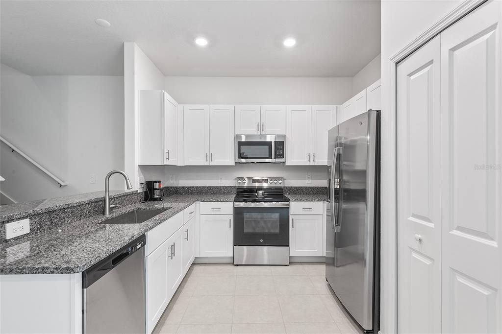 合同活跃: $2,150 (3 贝兹, 2 浴室, 1666 平方英尺)