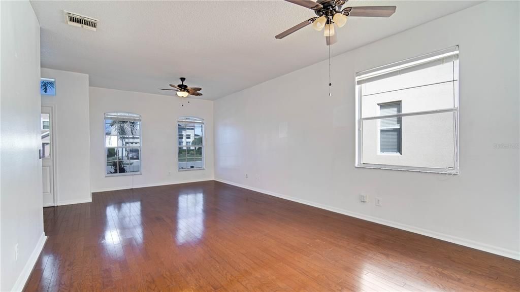 В аренду: $2,890 (4 спален, 2 ванн, 1952 Квадратных фут)