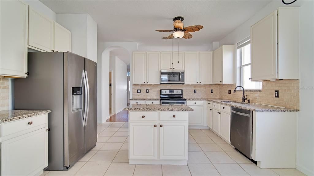 В аренду: $2,890 (4 спален, 2 ванн, 1952 Квадратных фут)