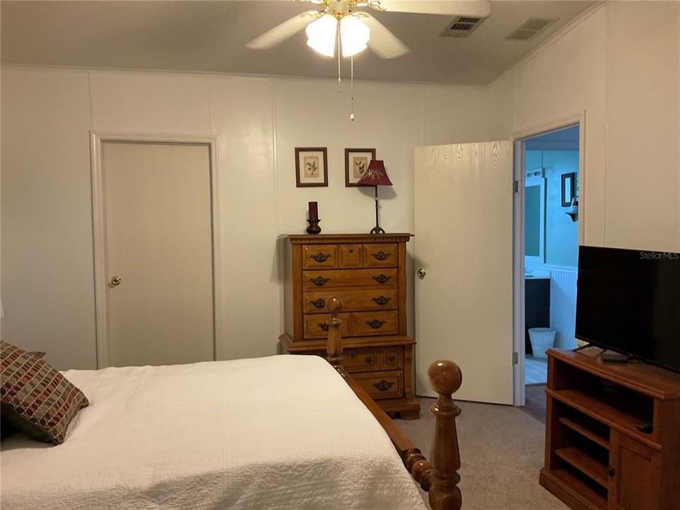 For Sale: $265,000 (2 beds, 2 baths, 1241 Square Feet)