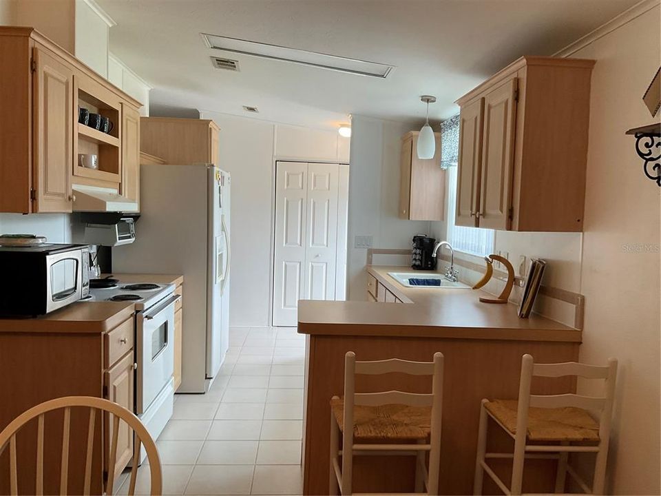 For Sale: $265,000 (2 beds, 2 baths, 1241 Square Feet)