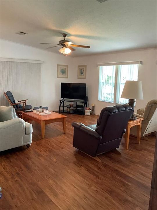 For Sale: $265,000 (2 beds, 2 baths, 1241 Square Feet)