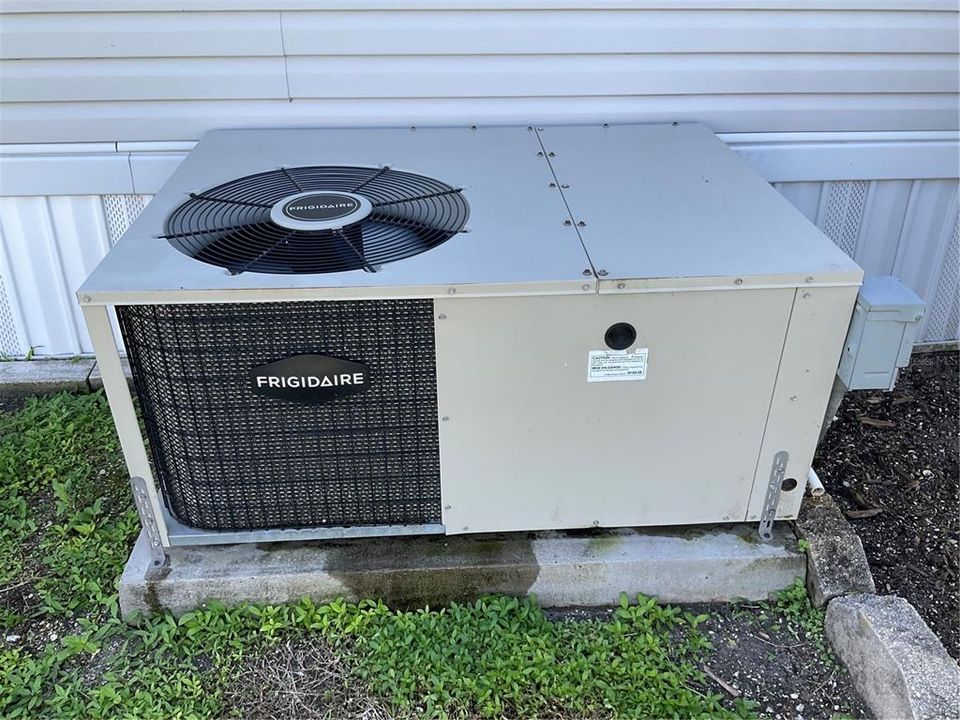 For Sale: $265,000 (2 beds, 2 baths, 1241 Square Feet)