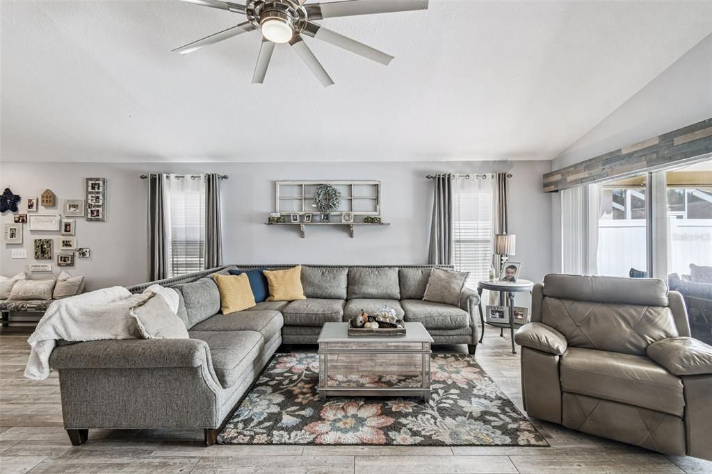 合同活跃: $399,000 (3 贝兹, 2 浴室, 1690 平方英尺)