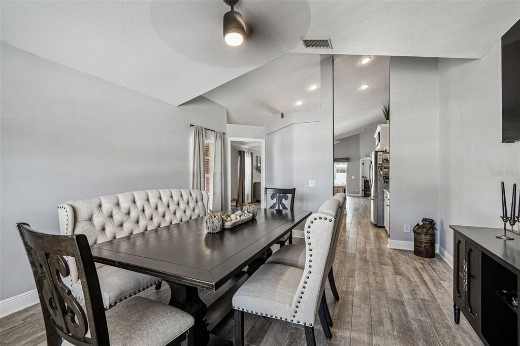 合同活跃: $399,000 (3 贝兹, 2 浴室, 1690 平方英尺)