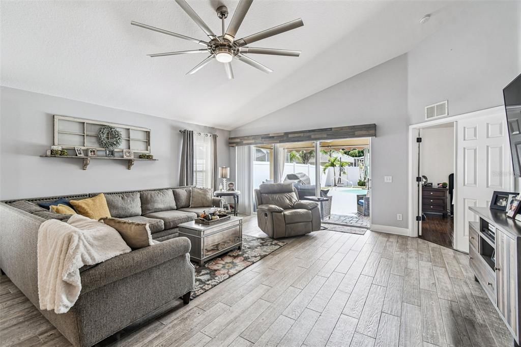 合同活跃: $399,000 (3 贝兹, 2 浴室, 1690 平方英尺)