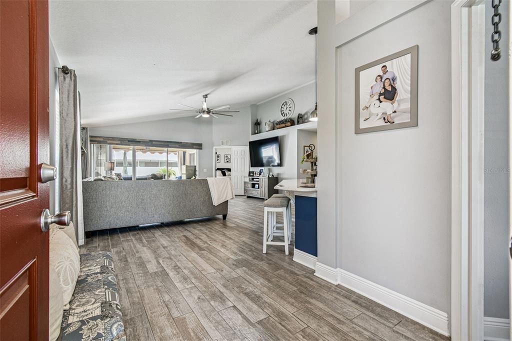 合同活跃: $399,000 (3 贝兹, 2 浴室, 1690 平方英尺)