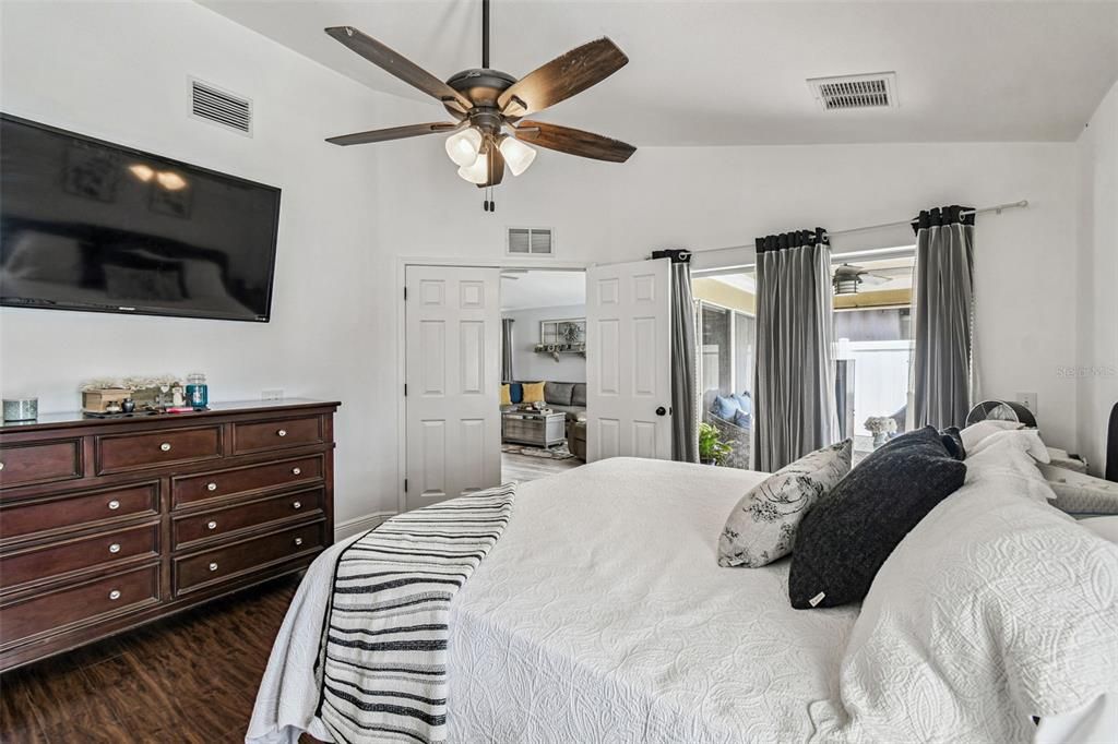 合同活跃: $399,000 (3 贝兹, 2 浴室, 1690 平方英尺)