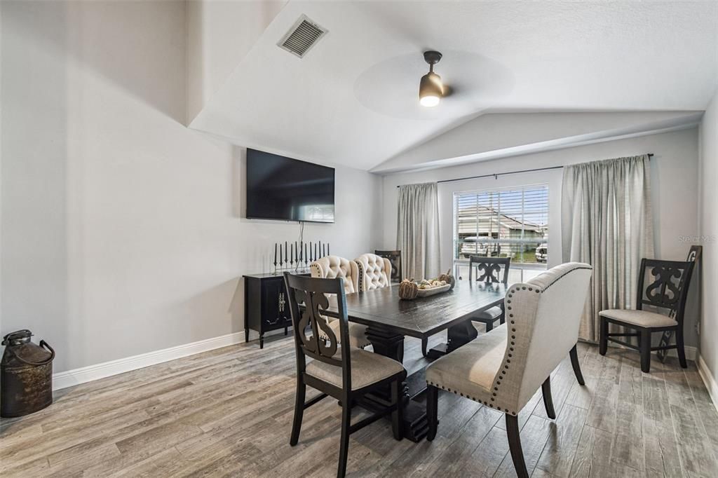 合同活跃: $399,000 (3 贝兹, 2 浴室, 1690 平方英尺)