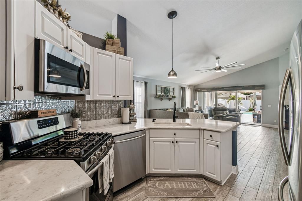 合同活跃: $399,000 (3 贝兹, 2 浴室, 1690 平方英尺)