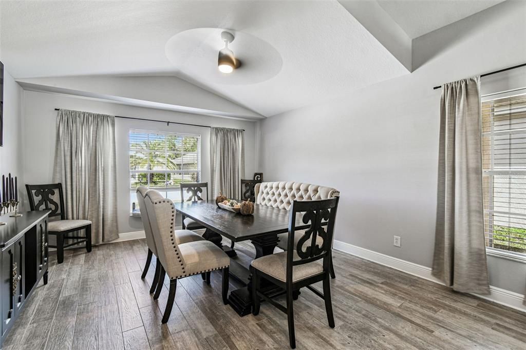 合同活跃: $399,000 (3 贝兹, 2 浴室, 1690 平方英尺)