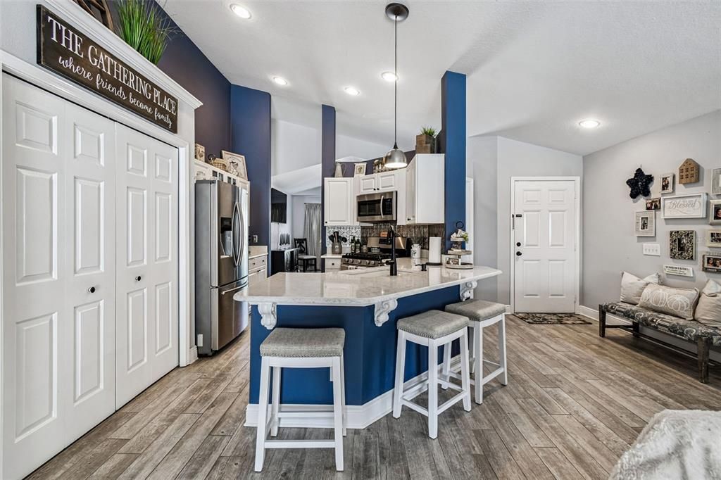 合同活跃: $399,000 (3 贝兹, 2 浴室, 1690 平方英尺)