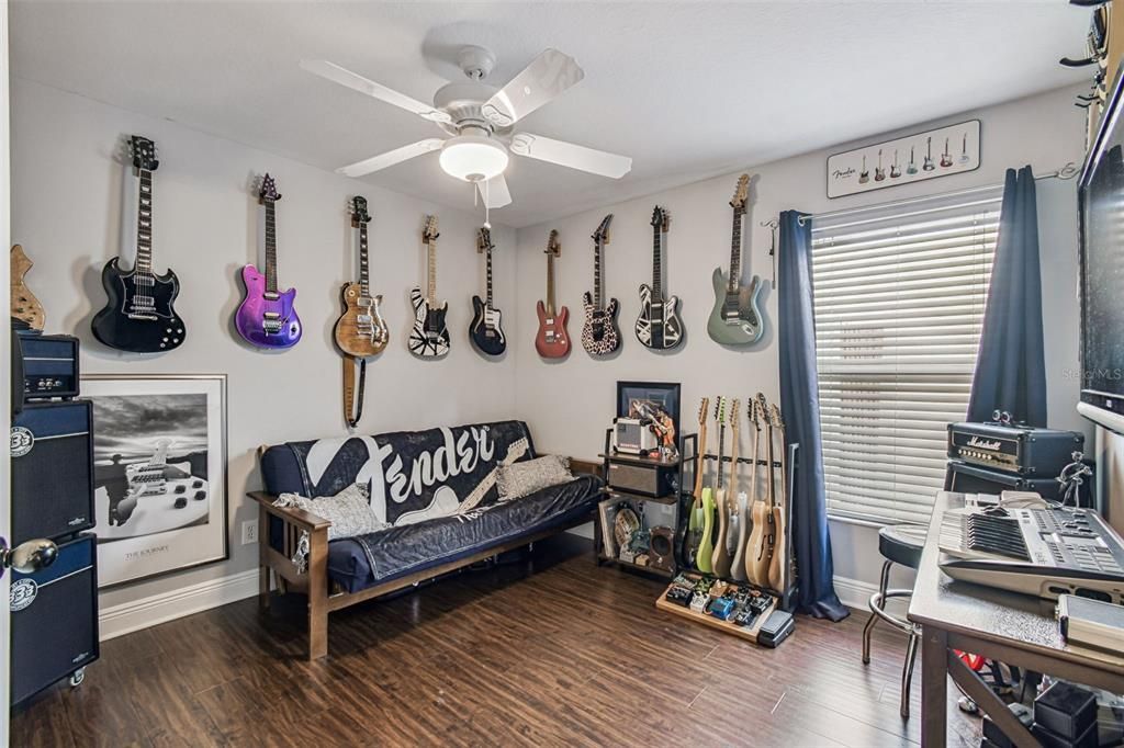 合同活跃: $399,000 (3 贝兹, 2 浴室, 1690 平方英尺)