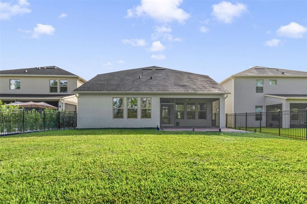 Под контрактом: $835,000 (4 спален, 3 ванн, 3327 Квадратных фут)