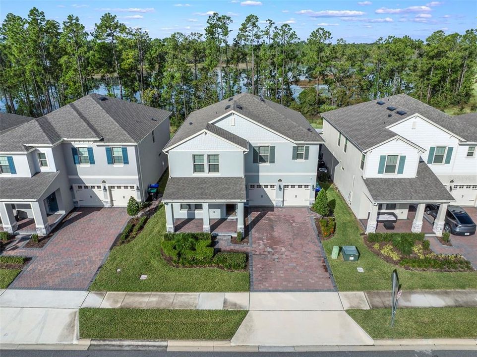 Под контрактом: $835,000 (4 спален, 3 ванн, 3327 Квадратных фут)