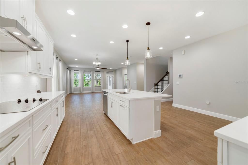 Под контрактом: $835,000 (4 спален, 3 ванн, 3327 Квадратных фут)