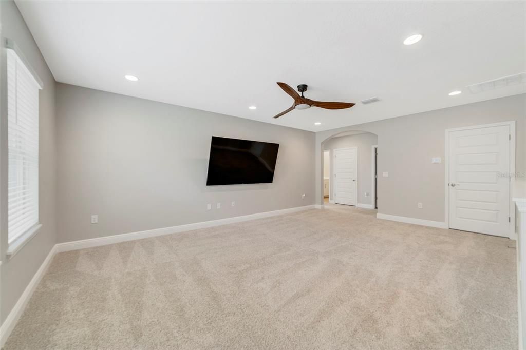 Под контрактом: $835,000 (4 спален, 3 ванн, 3327 Квадратных фут)