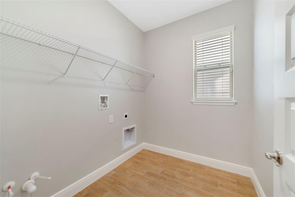 Под контрактом: $835,000 (4 спален, 3 ванн, 3327 Квадратных фут)