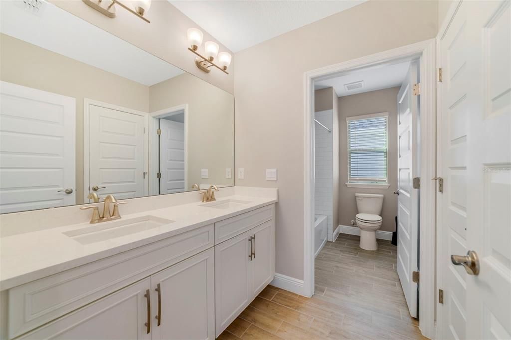 Под контрактом: $835,000 (4 спален, 3 ванн, 3327 Квадратных фут)