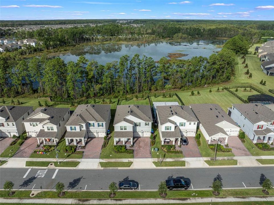 Под контрактом: $835,000 (4 спален, 3 ванн, 3327 Квадратных фут)