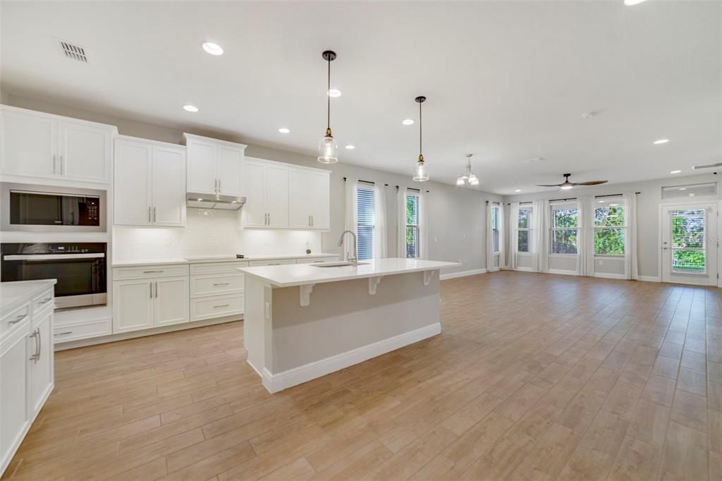 Под контрактом: $835,000 (4 спален, 3 ванн, 3327 Квадратных фут)