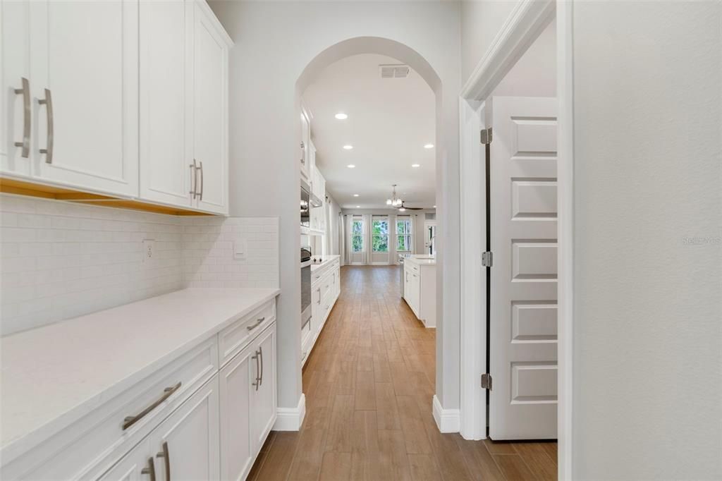 Под контрактом: $835,000 (4 спален, 3 ванн, 3327 Квадратных фут)