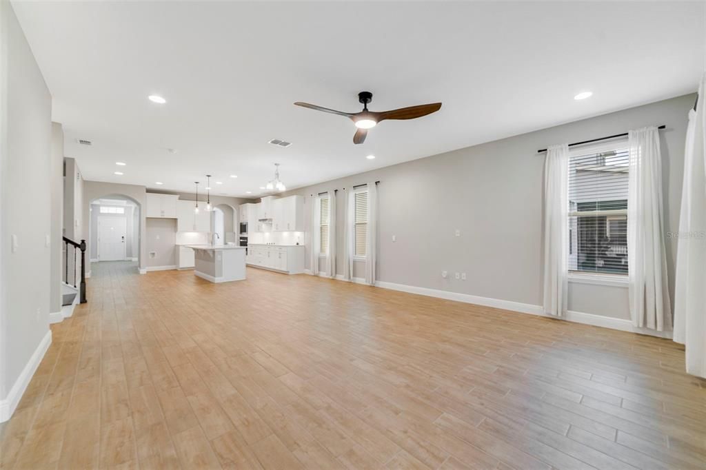 Под контрактом: $835,000 (4 спален, 3 ванн, 3327 Квадратных фут)