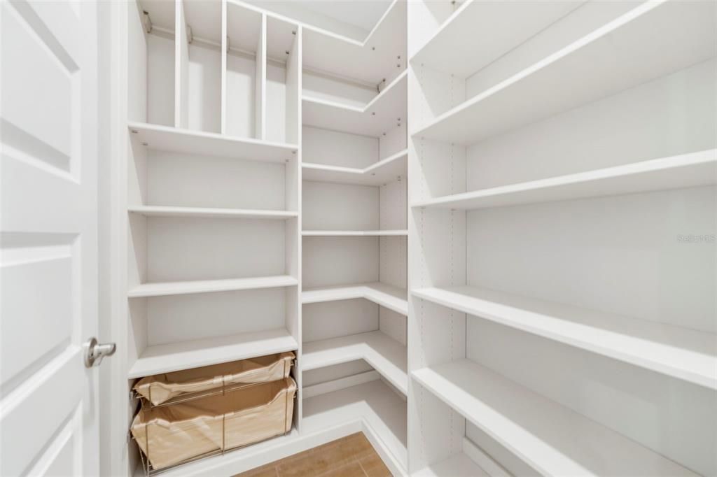 Под контрактом: $835,000 (4 спален, 3 ванн, 3327 Квадратных фут)