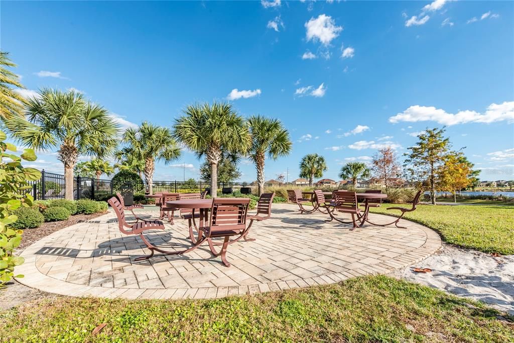 Под контрактом: $835,000 (4 спален, 3 ванн, 3327 Квадратных фут)