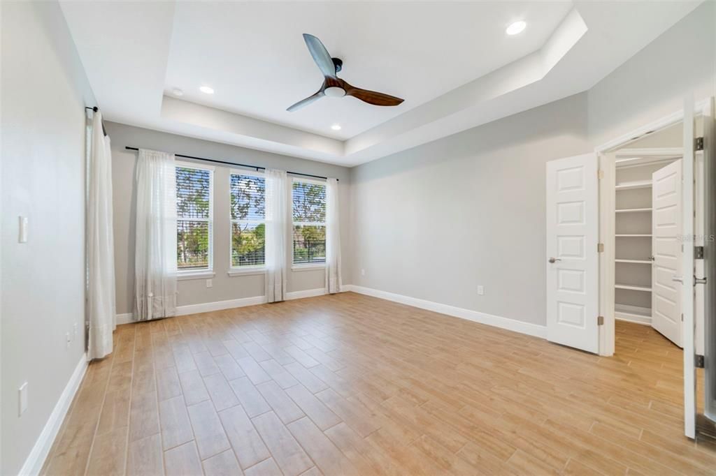 Под контрактом: $835,000 (4 спален, 3 ванн, 3327 Квадратных фут)