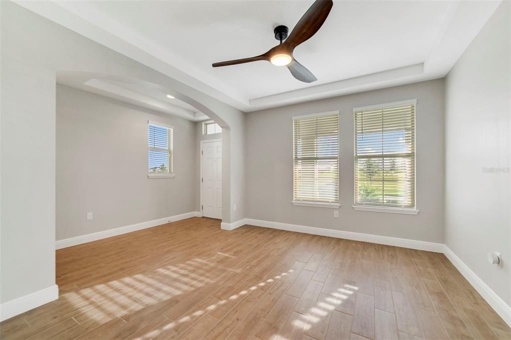 Под контрактом: $835,000 (4 спален, 3 ванн, 3327 Квадратных фут)