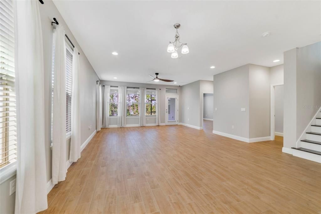 Под контрактом: $835,000 (4 спален, 3 ванн, 3327 Квадратных фут)