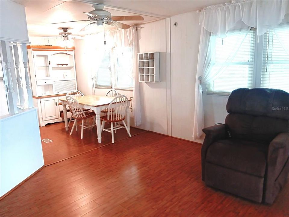 For Sale: $119,000 (2 beds, 2 baths, 864 Square Feet)