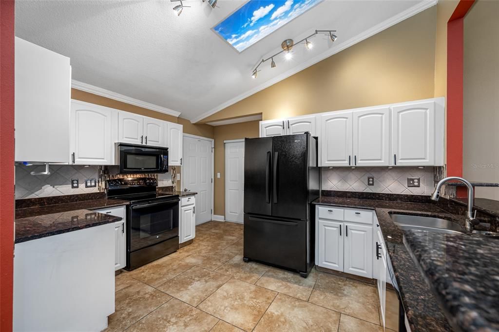 Activo con contrato: $624,900 (3 camas, 2 baños, 2258 Pies cuadrados)