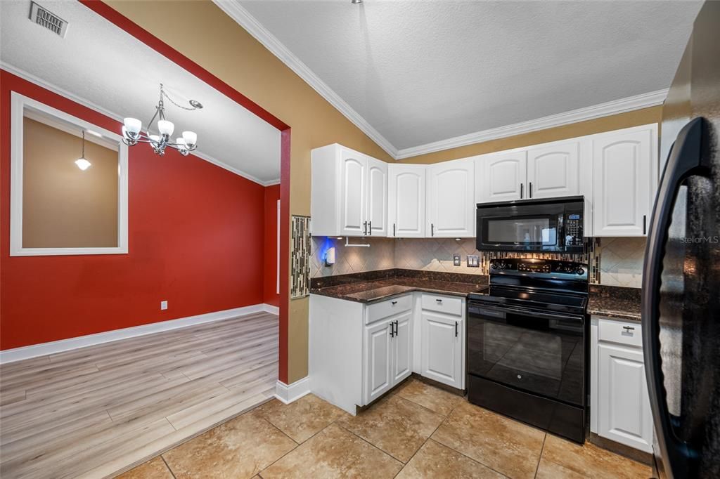 Activo con contrato: $624,900 (3 camas, 2 baños, 2258 Pies cuadrados)