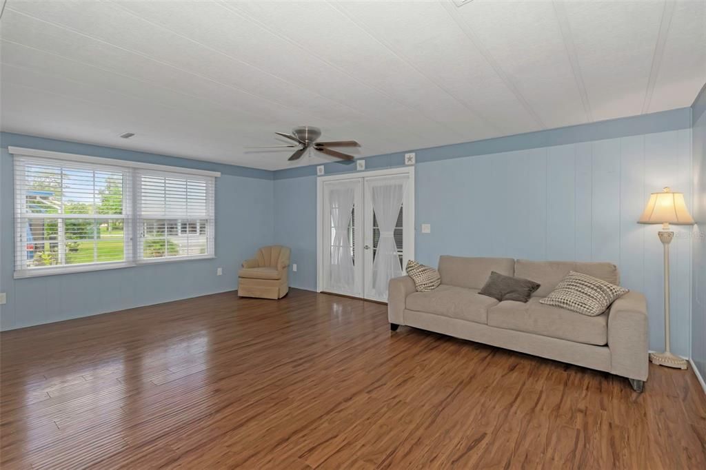 На продажу: $119,000 (2 спален, 2 ванн, 1100 Квадратных фут)