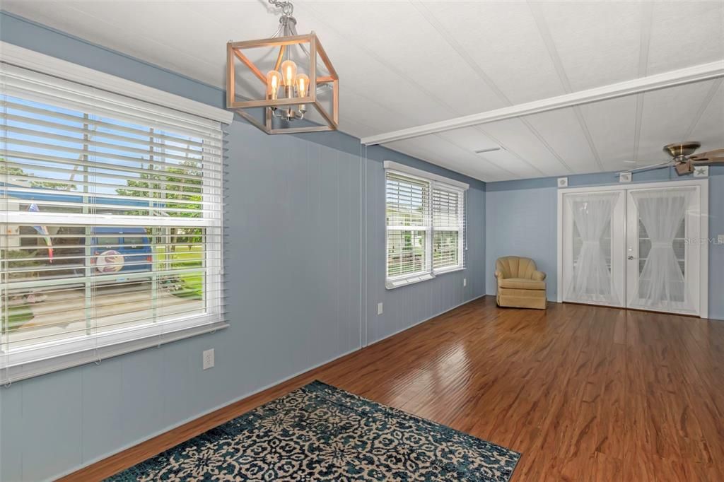 На продажу: $119,000 (2 спален, 2 ванн, 1100 Квадратных фут)