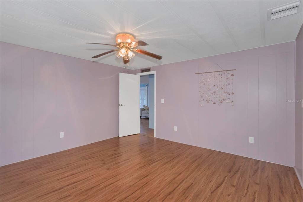 На продажу: $119,000 (2 спален, 2 ванн, 1100 Квадратных фут)