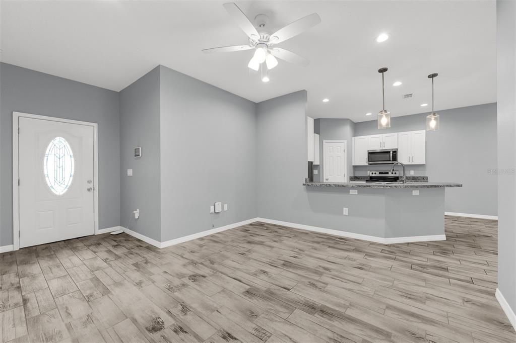 Active With Contract: $297,900 (3 beds, 2 baths, 1364 Square Feet)